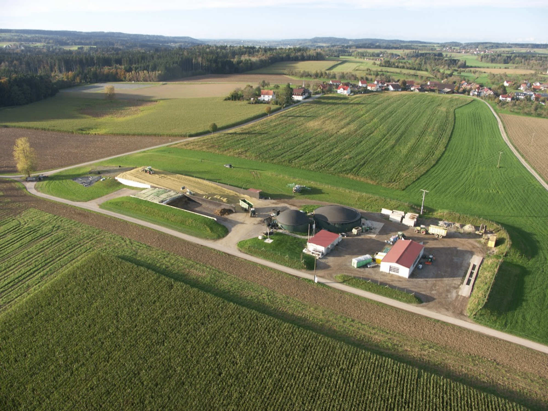 Luftbild des Hofs und der Biogasanlage Familie Jehle in Winterbach